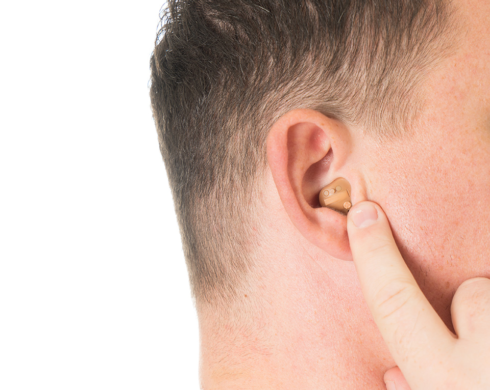 appareil auditif discret ajusté sur l’oreille d’un homme chez audition-passion à Villeneuve-sur-Lot