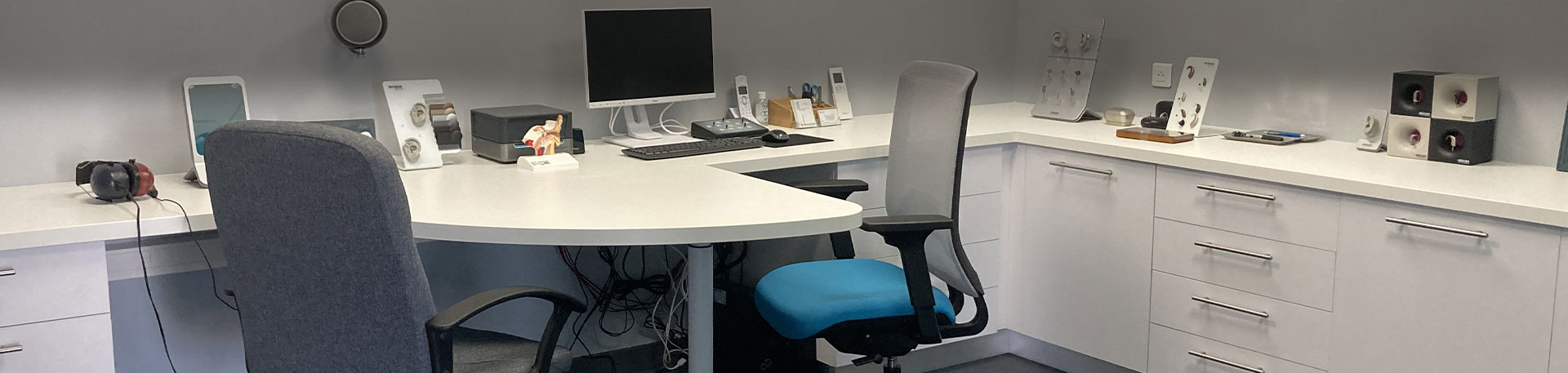 bureau moderne d’audition-passion à Villeneuve-sur-Lot avec fauteuils, écran, modèles anatomiques et appareils auditifs